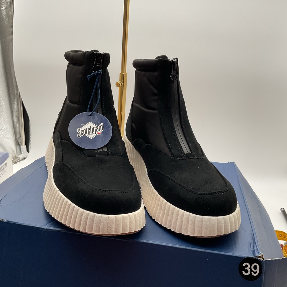NWT White Mountain Downtown Black‎ High-Top Sneakers with Cream Soles size 11M